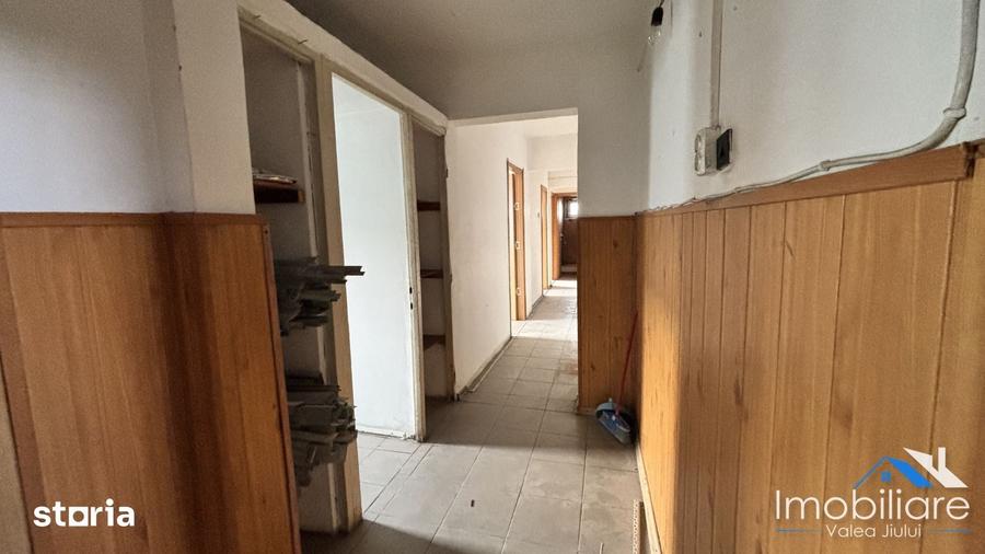 Apartament cu 4 camere decomandat în Petros