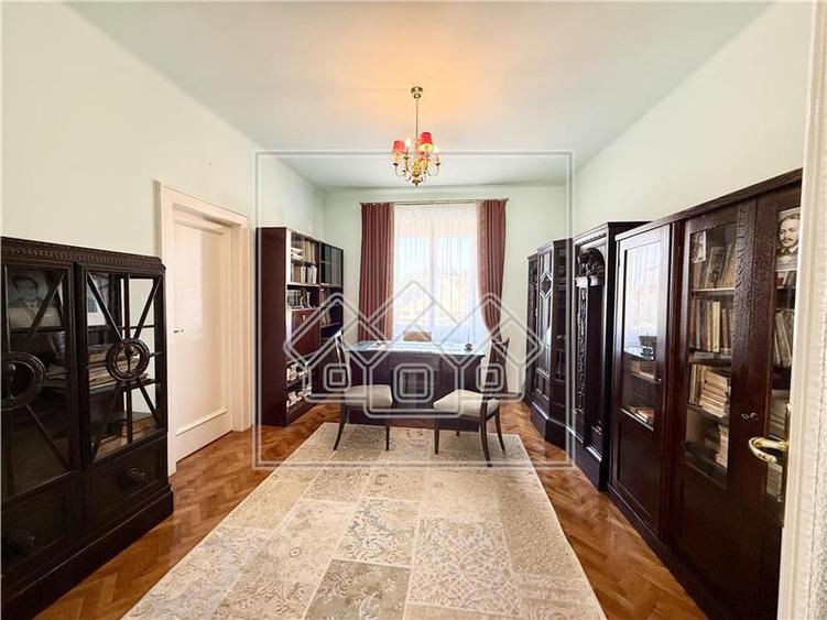 Apartament cu 4 camere decomandat în Central