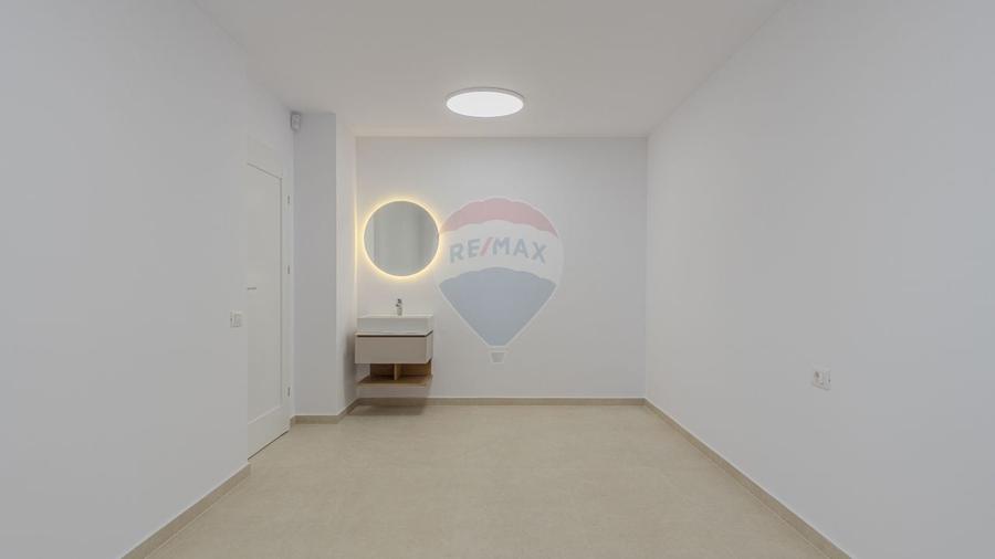 Apartament cu 9 camere decomandat în Astra