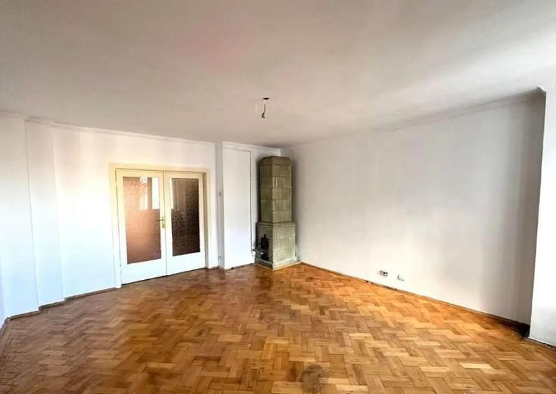 Apartament cu 6 camere decomandat în Moșilor