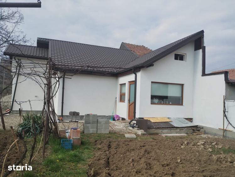 Casă cu 2 camere cu Teren 1100 Mp în Oituz