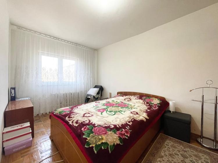 Apartament cu 3 camere semidecomandat, mobilat în Girocului
