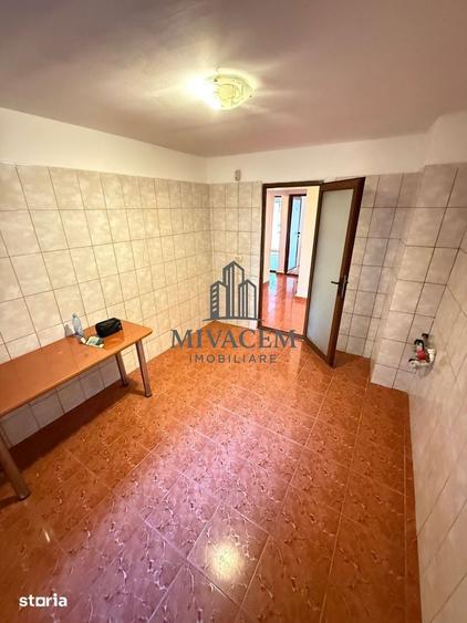 Apartament cu 4 camere decomandat în Calea București