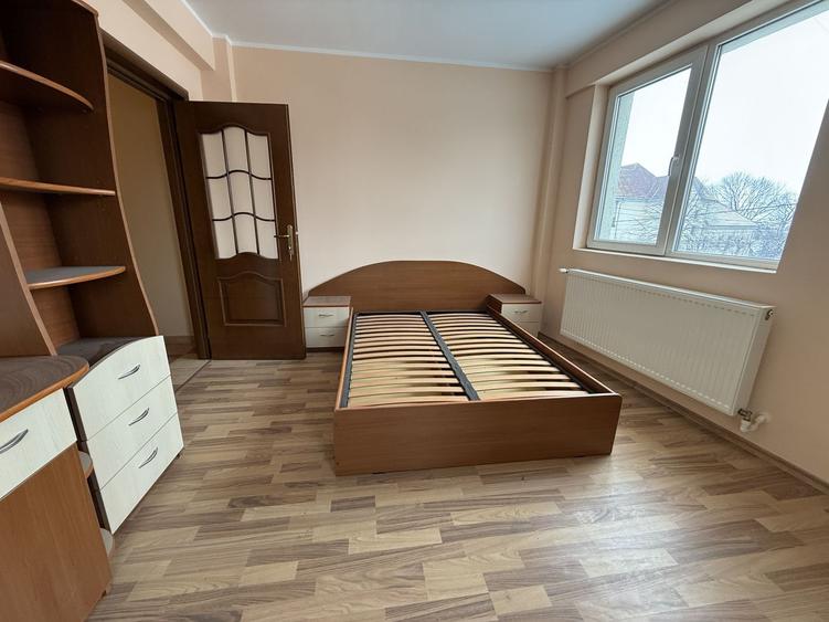 Apartament cu 4 camere decomandat, mobilat în Central