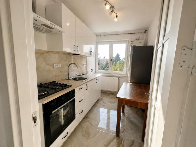 Apartament cu 3 camere decomandat, mobilat în Tractorul