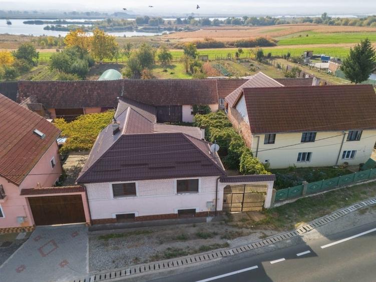 Casă individuală cu 5 camere cu Garaj în Bradu