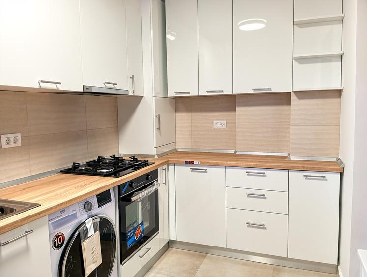 Apartament cu 3 camere decomandat în Titan