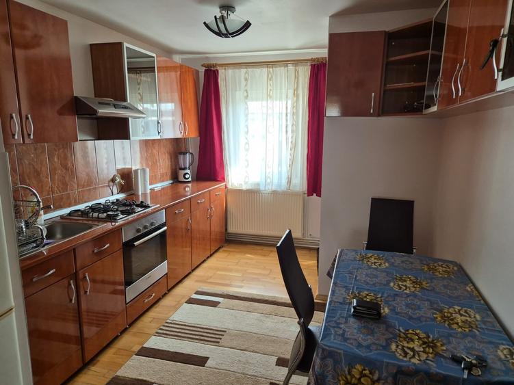 Apartament cu 3 camere decomandat în Liliacului