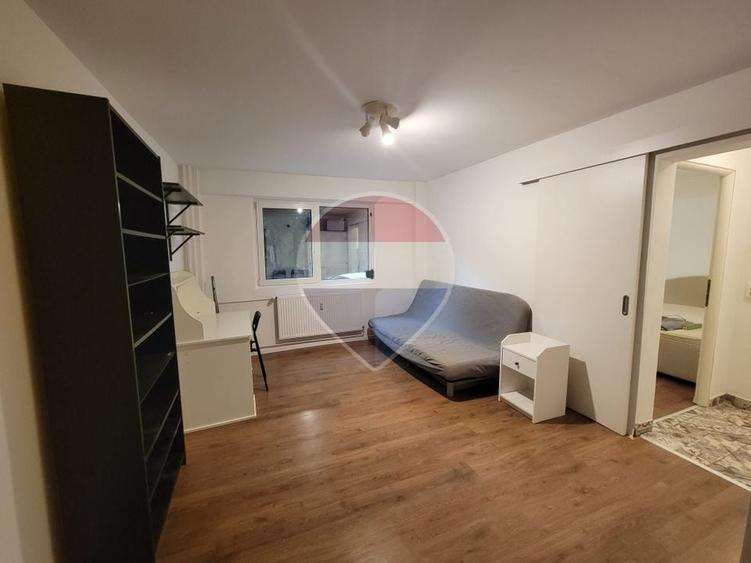 Apartament cu 2 camere semidecomandat, mobilat în Berceni