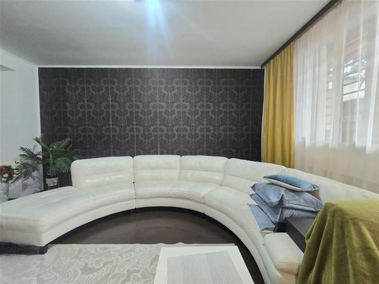 Apartament cu 5 camere semidecomandat în Bucureștii Noi