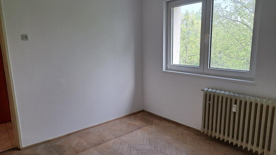 Apartament cu 3 camere semidecomandat în Nord