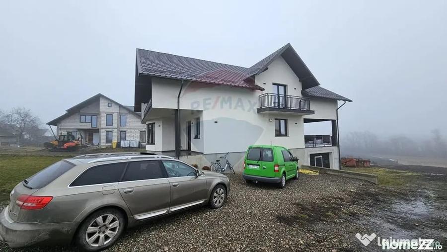 Casă cu 5 camere cu Teren 2500 Mp în Moara