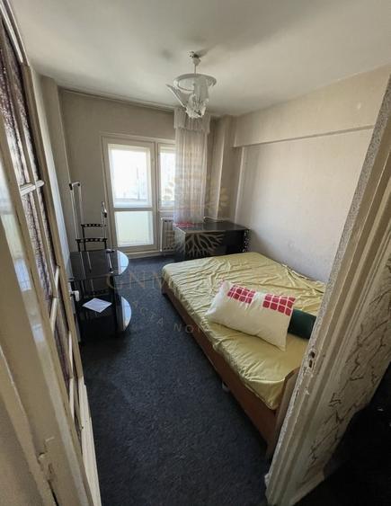 Apartament cu 4 camere semidecomandat, mobilat în Uverturii