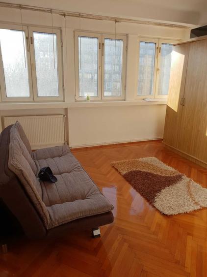 Apartament cu 3 camere semidecomandat în Romană