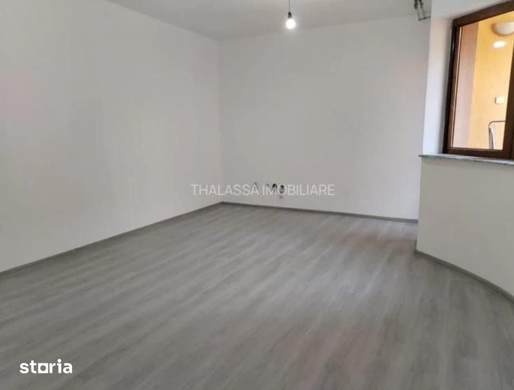 Apartament cu 5 camere în Craiovița Nouă