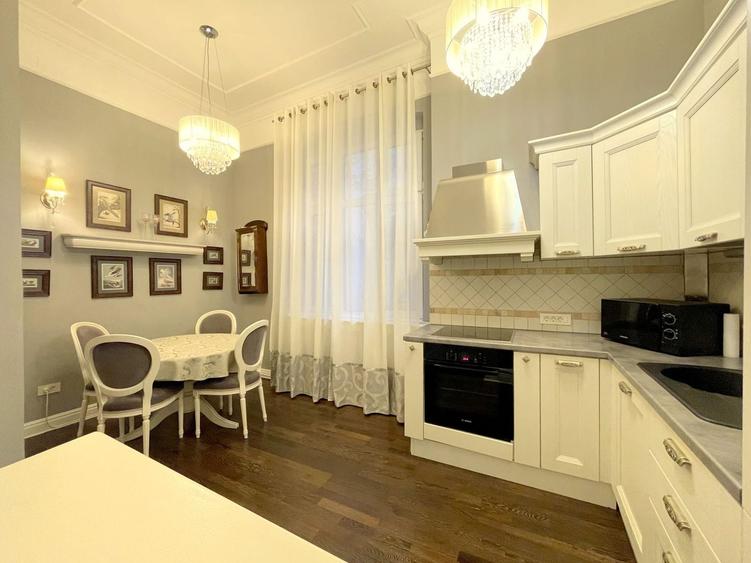 Apartament cu 3 camere semidecomandat, mobilat în Central