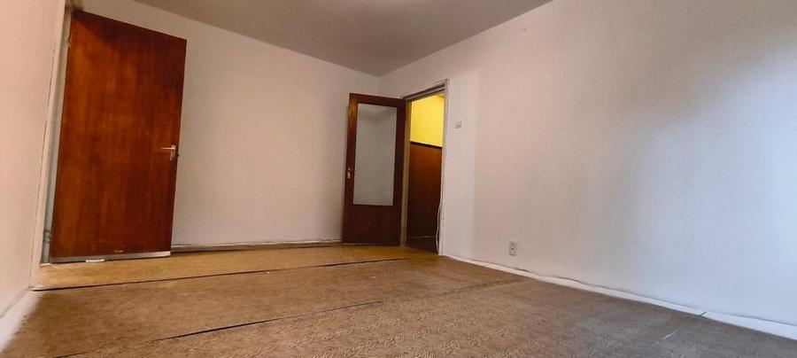 Apartament cu 3 camere semidecomandat în Berceni