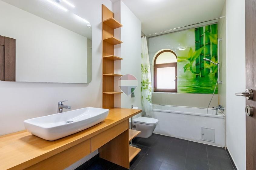 Casă individuală cu 5 camere cu Teren 591 Mp în Est