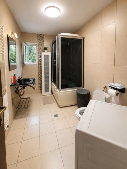 Casă individuală cu 6 camere cu Canalizare în Central