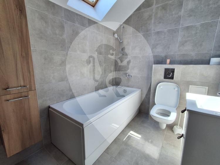 Apartament cu 3 camere decomandat în Florilor