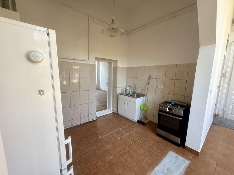 Apartament cu 3 camere semidecomandat în P-ța Maria