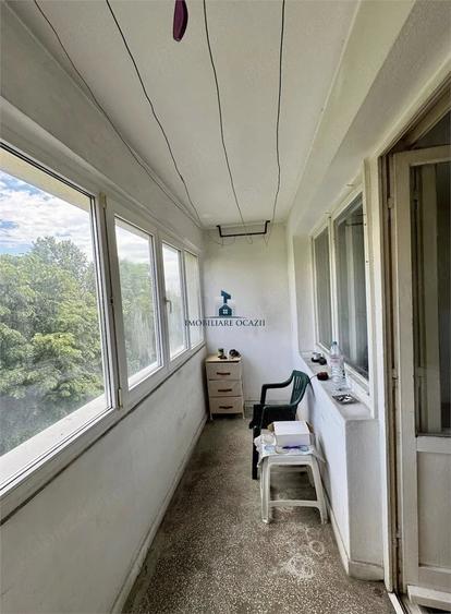 Apartament cu 3 camere semidecomandat în Berceni