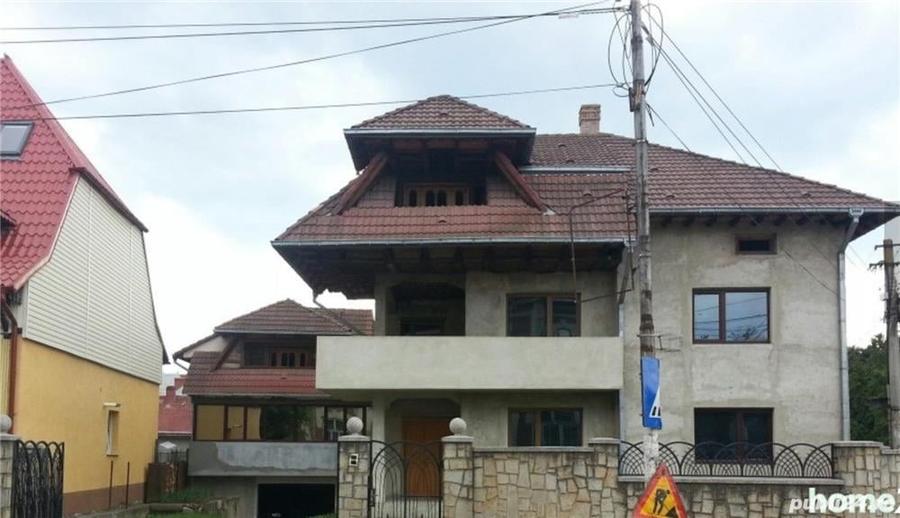 Casă cu 10 camere cu Teren 700 Mp în Rădăuți
