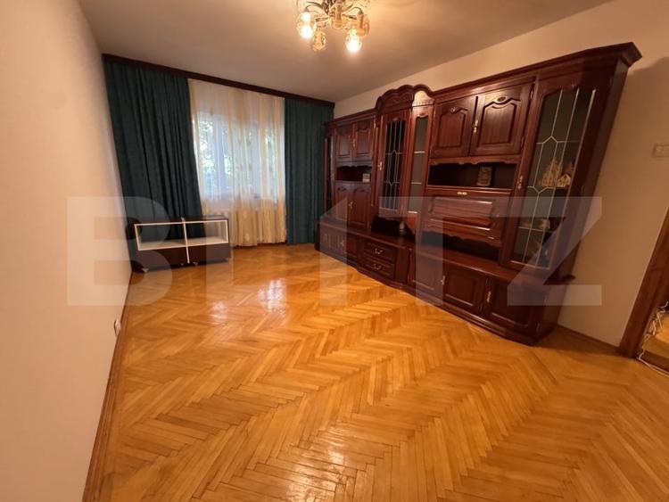 Apartament cu 3 camere decomandat, mobilat în Sărari