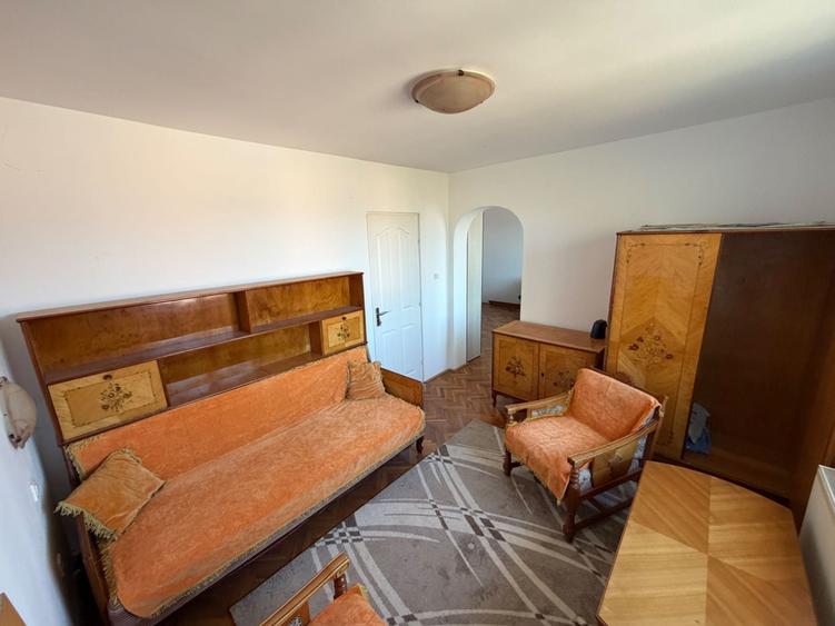 Apartament cu 3 camere semidecomandat în Central