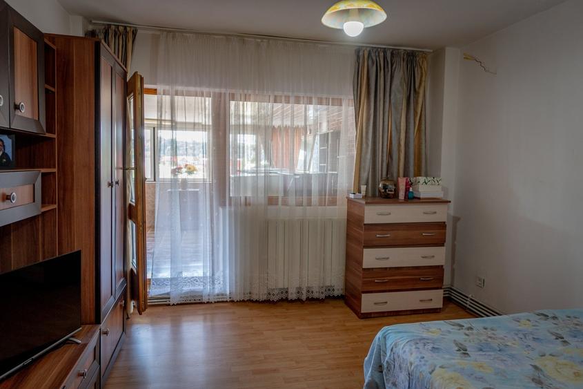 Apartament cu 3 camere decomandat în Onești