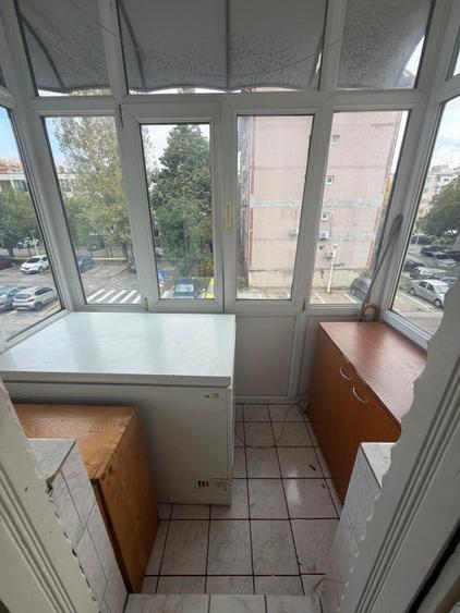 Apartament cu 3 camere semidecomandat, mobilat în Craiovița Nouă