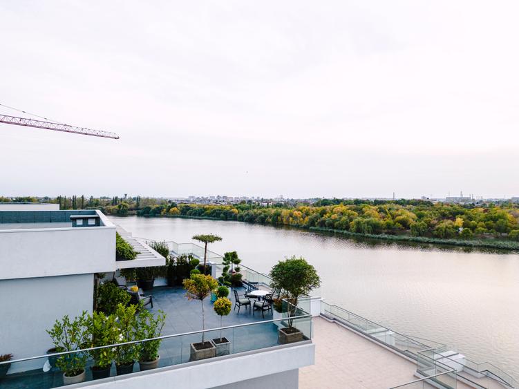 Penthouse cu 3 camere decomandat în Pantelimon
