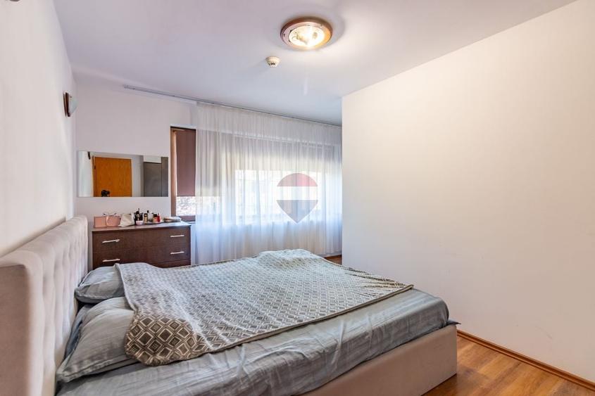 Casă individuală cu 8 camere cu Teren 440 Mp în Uverturii