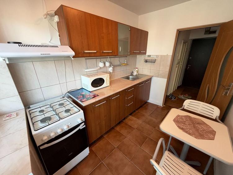 Apartament cu 2 camere semidecomandat, mobilat în Barbu Văcărescu