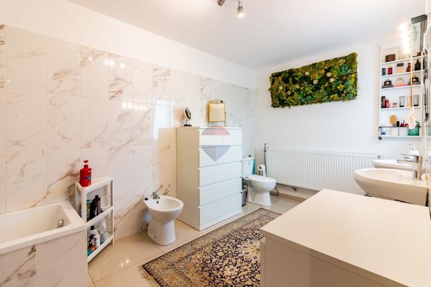 Casă individuală cu 8 camere cu Teren 476 Mp în Corbeanca