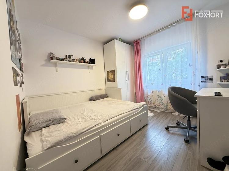 Apartament cu 3 camere semidecomandat în Lipovei