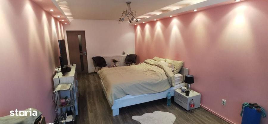 Casă cu 8 camere cu Teren 380 Mp în Central