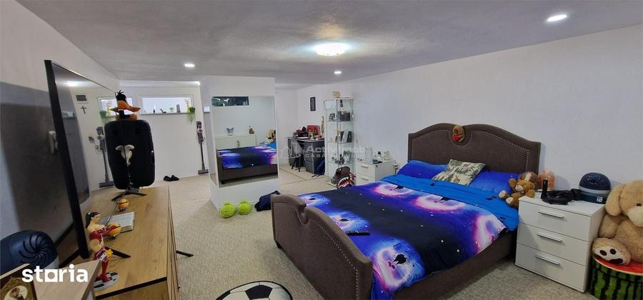 Casă cu 6 camere cu Teren 216 Mp în Muncitoresc