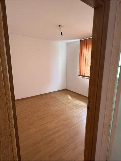 Apartament cu 3 camere semidecomandat în Cet