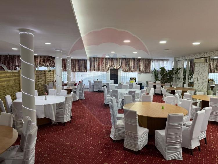 Casă cu 8 camere cu Teren 462 Mp în Central