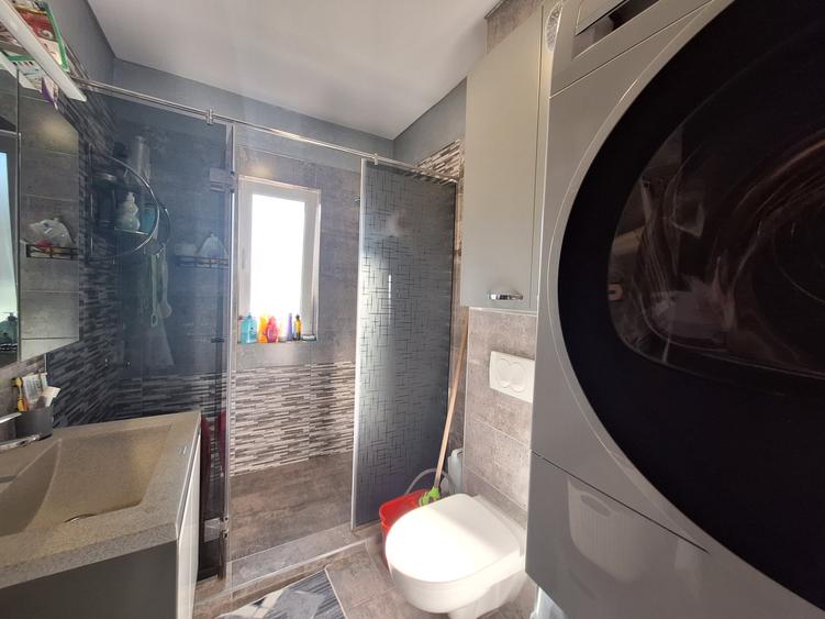 Apartament cu 3 camere semidecomandat, mobilat în Florești