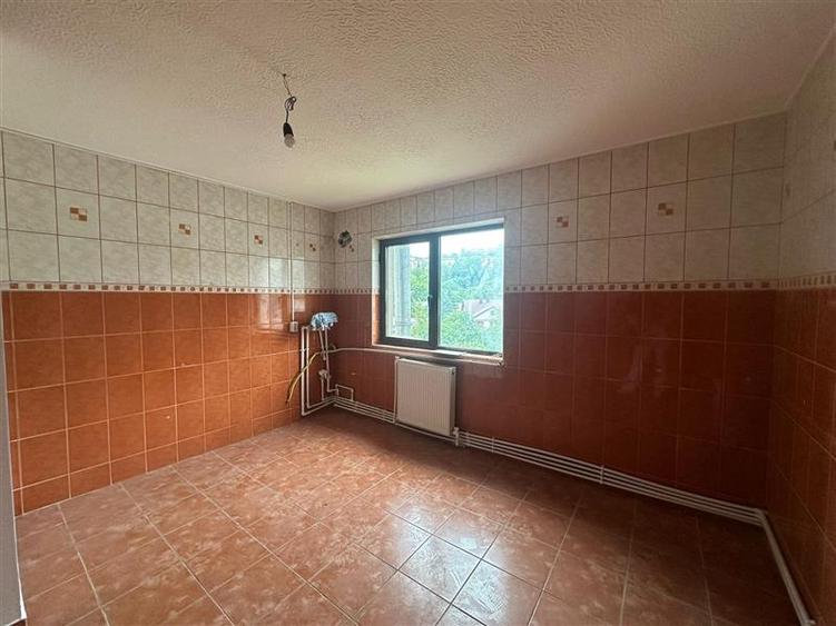 Apartament cu 5 camere decomandat în Gară