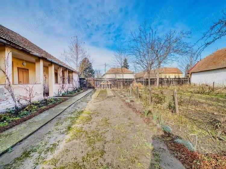 Casă cu 4 camere cu Teren 2300 Mp în Central