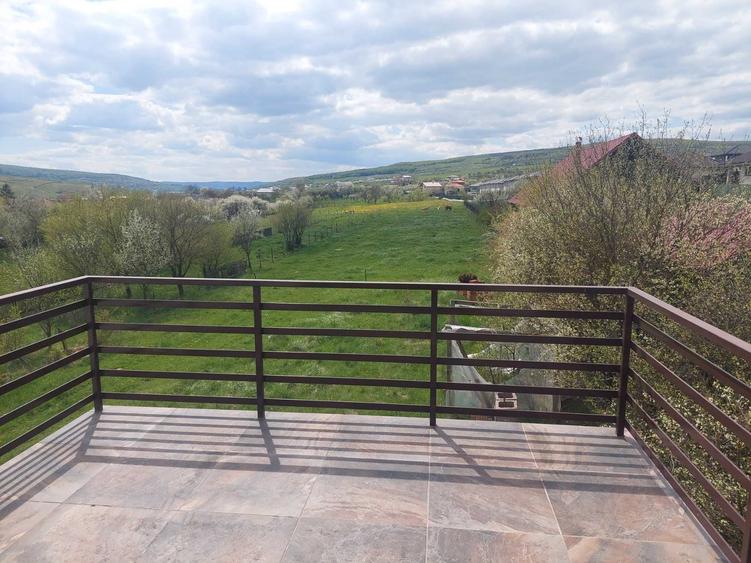 Casă cu 4 camere în Corușu