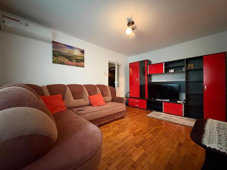 Apartament cu 2 camere semidecomandat în Podu Roș