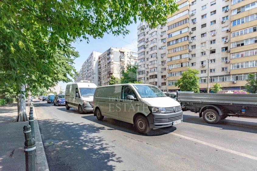 Apartament cu 3 camere semidecomandat în Mihai Bravu