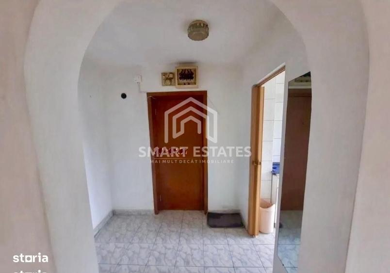 Apartament cu 3 camere semidecomandat în Berceni