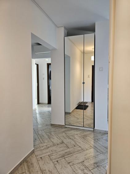 Apartament cu 3 camere decomandat în Tineretului