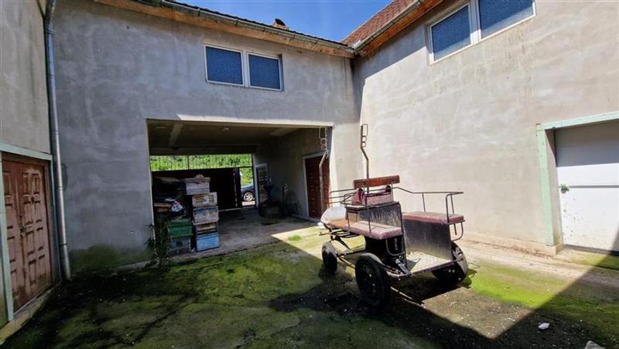 Casă individuală cu 8 camere cu Teren 500 Mp în Vest