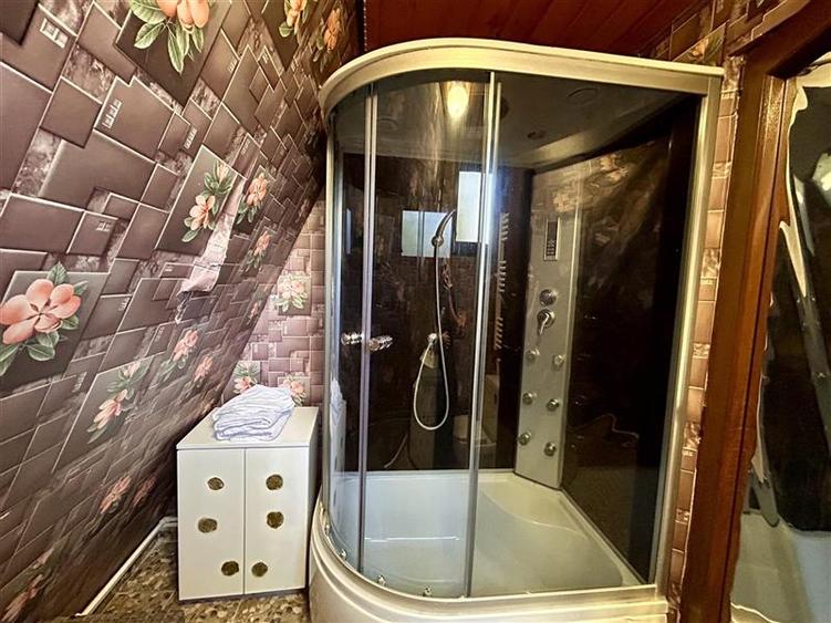 Casă individuală cu 4 camere cu Piscina în Predeluț